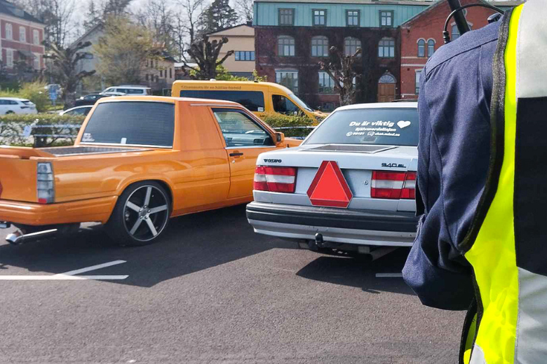 Två Epa-bilar står parkerade, framför dem står en person som reflexväst